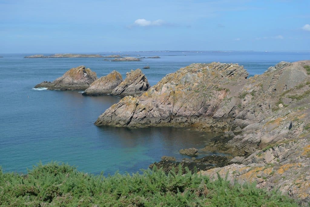 mer calme ile d'houat vue sur des rochers dans l'eau