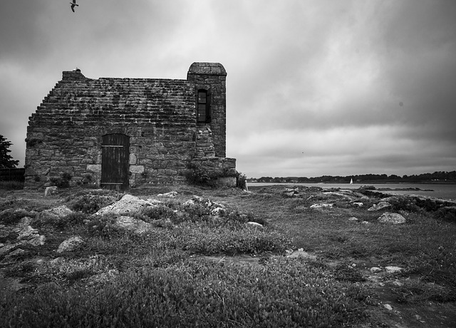 Loger, douane, maison en pierre à La Trinité sur Mer